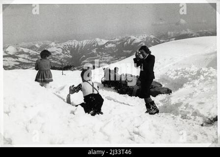 Auf der Kehlstein in der Sonne - auf dem Berg mit der Sonne. Eva Brauns Fotoalben, ca. 1913 - ca. 1944. Diese Alben werden Eva Braun zugeschrieben (vier werden von ihrer Freundin Herta Schneider, geb. Ostermeyer, beansprucht) und dokumentieren ihr Leben aus ca. 1913 bis 1944. Es gibt viele Fotos von Eva, ihren Schwestern und ihren Kindern, Herta Schneider und ihren Kindern, sowie Fotos von Evas Ferien, Familienmitgliedern und Freunden. Dazu gehören Fotografien von und von Eva Braun in Hitlers Chalet Berghof (oder Kehlstein), Fotografien von Hitler und seinem Gefolge, Besucher von Berghof und Th Stockfoto