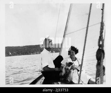 Segeln - Ammersee Oktober 1937. - Segeln - Ammersee Oktober 1937., Ammersee, Deutschland. Eva Brauns Fotoalben, ca. 1913 - ca. 1944. Diese Alben werden Eva Braun zugeschrieben (vier werden von ihrer Freundin Herta Schneider, geb. Ostermeyer, beansprucht) und dokumentieren ihr Leben aus ca. 1913 bis 1944. Es gibt viele Fotos von Eva, ihren Schwestern und ihren Kindern, Herta Schneider und ihren Kindern, sowie Fotos von Evas Ferien, Familienmitgliedern und Freunden. Dazu gehören Fotografien von und von Eva Braun in Hitlers Chalet Berghof (oder Kehlstein), Fotografien von Hitler und seinem Gefolge Stockfoto