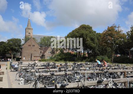 Kirche und Fahrradparkplatz in Den Burg, Texel, Niederlande Stockfoto
