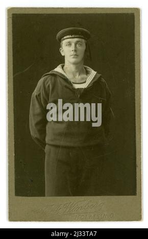 Original, klar, schwedischer CDV des hübschen Matrosen der schwedischen Kungliga Flottan (Royal Navy Fleet). Aus dem Fotostudio von Frans August Winberg mit Sitz in Holmsund, Gemeinde Umeå, Västerbotten County, Schweden, um 1905. Stockfoto