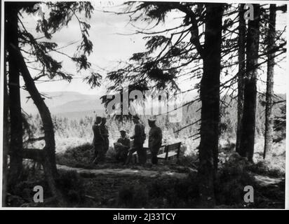 Eva Brauns Fotoalben, ca. 1913 - ca. 1944. Diese Alben werden Eva Braun zugeschrieben (vier werden von ihrer Freundin Herta Schneider, geb. Ostermeyer, beansprucht) und dokumentieren ihr Leben aus ca. 1913 bis 1944. Es gibt viele Fotos von Eva, ihren Schwestern und ihren Kindern, Herta Schneider und ihren Kindern, sowie Fotos von Evas Ferien, Familienmitgliedern und Freunden. Dazu gehören Fotografien von und von Eva Braun im Hitlerhaus Berghof (oder Kehlstein), Fotografien von Hitler und seinem Gefolge, Besucher von Berghof und der Landschaft um Berchtesgaden sowie einige Studioporträts von Eva Stockfoto