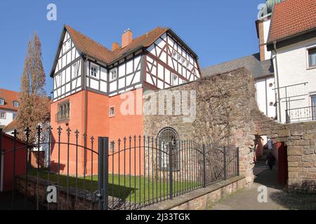 Historische Stadtmauer und Fachwerkhaus in Bad Soden-Salmünster in Spessart, Hessen, Deutschland Stockfoto