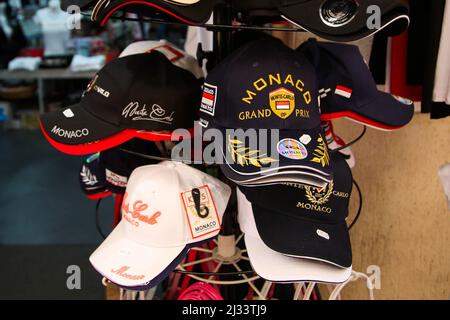 Monte Carlo, Monaco. 28. März 2022. In einem Touristengeschäft werden die Grand Prix-Souvenir-Kappen von Monaco verkauft. (Foto von Dinendra Haria /SOPA Images/Sipa USA) Quelle: SIPA USA/Alamy Live News Stockfoto