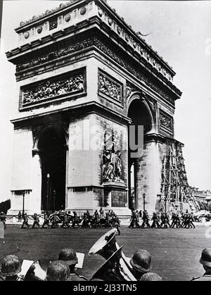 Eva Brauns Fotoalben, ca. 1913 - ca. 1944. Diese Alben werden Eva Braun zugeschrieben (vier werden von ihrer Freundin Herta Schneider, geb. Ostermeyer, beansprucht) und dokumentieren ihr Leben aus ca. 1913 bis 1944. Es gibt viele Fotos von Eva, ihren Schwestern und ihren Kindern, Herta Schneider und ihren Kindern, sowie Fotos von Evas Ferien, Familienmitgliedern und Freunden. Dazu gehören Fotografien von und von Eva Braun im Hitlerhaus Berghof (oder Kehlstein), Fotografien von Hitler und seinem Gefolge, Besucher von Berghof und der Landschaft um Berchtesgaden sowie einige Studioporträts von Eva Stockfoto