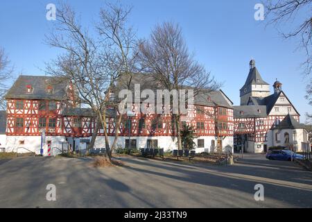 Historischer Amthof mit Hohenfeldkapelle und Obertorturm in Bad Camberg, Hessen, Deutschland Stockfoto