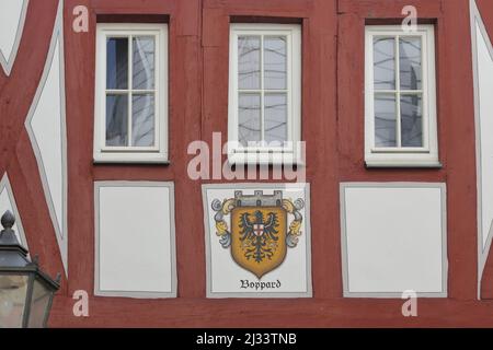 Fachwerkcafé Zeitgeist mit Stadtwappen in Boppard, Rheinland-Pfalz, Deutschland Stockfoto