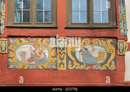 Detail mit Holzschnitzerei im historischen Amthof in Bad Camberg, Hessen Stockfoto