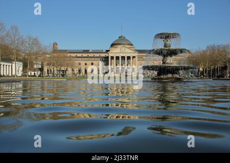 Bowling Green mit Kurhaus und Brunnen in Wiesbaden, Hessen, Deutschland Stockfoto