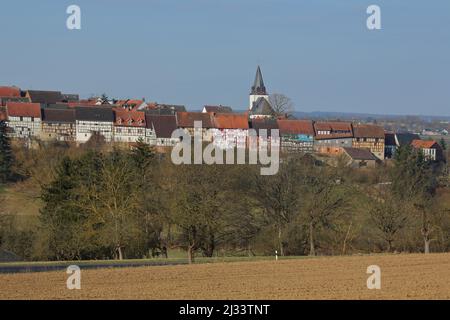 Scheunenfront mit Fachwerkhäusern und Kirche in Walsdorf bei Idstein im Taunus, Hessen, Deutschland Stockfoto