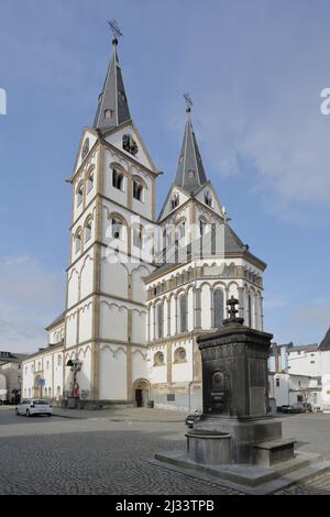 UNESCO St. Severus Kirche mit Marktbrunnen in Boppard, Rheinland-Pfalz, Deutschland Stockfoto