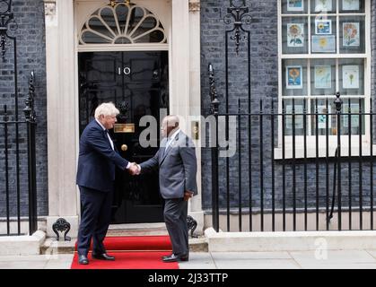 London, Großbritannien. 5. April 2022. Der britische Premierminister Boris Johnson trifft die ghanaische Präsidentin Nana Akufo-Addo zu Gesprächen in der Downing Street 10. Kredit: Mark Thomas/Alamy Live Nachrichten Stockfoto