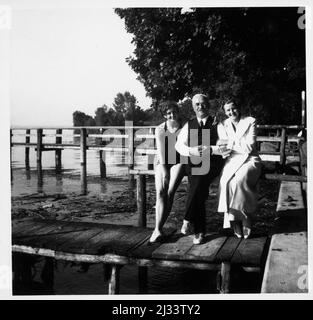 Segeln - Ammersee Oktober 1937. - Segeln - Ammersee Oktober 1937., Ammersee, Deutschland. Eva Brauns Fotoalben, ca. 1913 - ca. 1944. Diese Alben werden Eva Braun zugeschrieben (vier werden von ihrer Freundin Herta Schneider, geb. Ostermeyer, beansprucht) und dokumentieren ihr Leben aus ca. 1913 bis 1944. Es gibt viele Fotos von Eva, ihren Schwestern und ihren Kindern, Herta Schneider und ihren Kindern, sowie Fotos von Evas Ferien, Familienmitgliedern und Freunden. Dazu gehören Fotografien von und von Eva Braun in Hitlers Chalet Berghof (oder Kehlstein), Fotografien von Hitler und seinem Gefolge Stockfoto