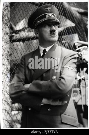 Eva Brauns Fotoalben, ca. 1913 - ca. 1944. Diese Alben werden Eva Braun zugeschrieben (vier werden von ihrer Freundin Herta Schneider, geb. Ostermeyer, beansprucht) und dokumentieren ihr Leben aus ca. 1913 bis 1944. Es gibt viele Fotos von Eva, ihren Schwestern und ihren Kindern, Herta Schneider und ihren Kindern, sowie Fotos von Evas Ferien, Familienmitgliedern und Freunden. Dazu gehören Fotografien von und von Eva Braun im Hitlerhaus Berghof (oder Kehlstein), Fotografien von Hitler und seinem Gefolge, Besucher von Berghof und der Landschaft um Berchtesgaden sowie einige Studioporträts von Eva Stockfoto