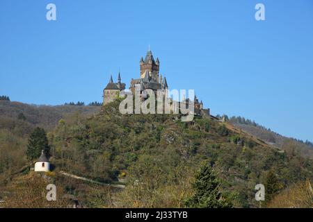 Blick auf die 12. Cent erbaute Reichsburg und die St. Rochus-Kapelle in Cochem, Rheinland-Pfalz, Deutschland Stockfoto