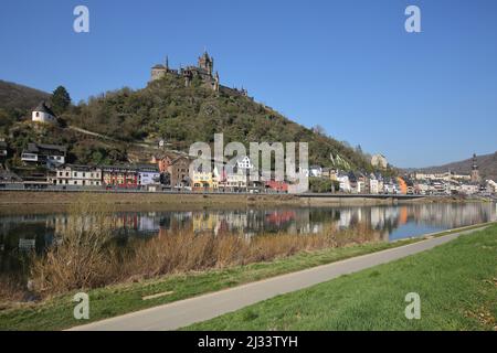 Ansicht des Wahrzeichen Reichsburg erbaut 12. Cent mit Stadtbild von Cochem, Rheinland-Pfalz, Deutschland Stockfoto