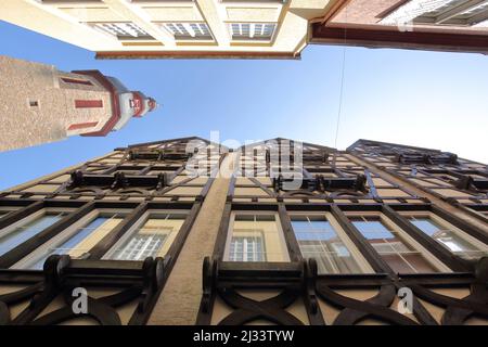 Blick auf den Kirchturm der 1456 erbauten St.-Martin-Kirche mit Fachwerkhäusern in der Bernstraße in Cochem, Rheinland-Pfalz, Deutschland Stockfoto