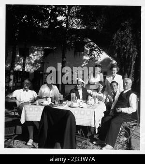 Segeln - Ammersee Oktober 1937. - Segeln - Ammersee Oktober 1937., Ammersee, Deutschland. Eva Brauns Fotoalben, ca. 1913 - ca. 1944. Diese Alben werden Eva Braun zugeschrieben (vier werden von ihrer Freundin Herta Schneider, geb. Ostermeyer, beansprucht) und dokumentieren ihr Leben aus ca. 1913 bis 1944. Es gibt viele Fotos von Eva, ihren Schwestern und ihren Kindern, Herta Schneider und ihren Kindern, sowie Fotos von Evas Ferien, Familienmitgliedern und Freunden. Dazu gehören Fotografien von und von Eva Braun in Hitlers Chalet Berghof (oder Kehlstein), Fotografien von Hitler und seinem Gefolge Stockfoto