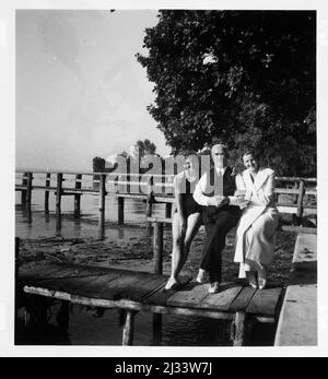 Segeln - Ammersee Oktober 1937. - Segeln - Ammersee Oktober 1937., Ammersee, Deutschland. Eva Brauns Fotoalben, ca. 1913 - ca. 1944. Diese Alben werden Eva Braun zugeschrieben (vier werden von ihrer Freundin Herta Schneider, geb. Ostermeyer, beansprucht) und dokumentieren ihr Leben aus ca. 1913 bis 1944. Es gibt viele Fotos von Eva, ihren Schwestern und ihren Kindern, Herta Schneider und ihren Kindern, sowie Fotos von Evas Ferien, Familienmitgliedern und Freunden. Dazu gehören Fotografien von und von Eva Braun in Hitlers Chalet Berghof (oder Kehlstein), Fotografien von Hitler und seinem Gefolge Stockfoto