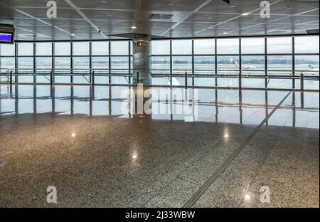 MADRID, SPANIEN - 21. DEZEMBER 2010: Moderne neue Abflughalle mit Fenster im Terminal 1 des Flughafens Madrid Barajas. Stockfoto