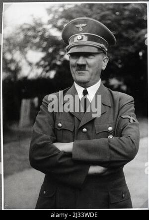Eva Brauns Fotoalben, ca. 1913 - ca. 1944. Diese Alben werden Eva Braun zugeschrieben (vier werden von ihrer Freundin Herta Schneider, geb. Ostermeyer, beansprucht) und dokumentieren ihr Leben aus ca. 1913 bis 1944. Es gibt viele Fotos von Eva, ihren Schwestern und ihren Kindern, Herta Schneider und ihren Kindern, sowie Fotos von Evas Ferien, Familienmitgliedern und Freunden. Dazu gehören Fotografien von und von Eva Braun im Hitlerhaus Berghof (oder Kehlstein), Fotografien von Hitler und seinem Gefolge, Besucher von Berghof und der Landschaft um Berchtesgaden sowie einige Studioporträts von Eva Stockfoto