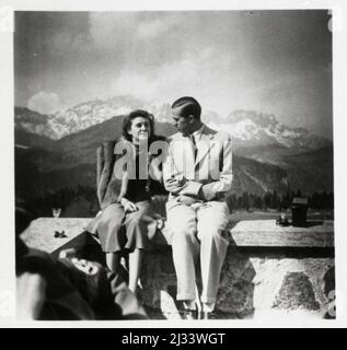 Eva Brauns Fotoalben, ca. 1913 - ca. 1944. Diese Alben werden Eva Braun zugeschrieben (vier werden von ihrer Freundin Herta Schneider, geb. Ostermeyer, beansprucht) und dokumentieren ihr Leben aus ca. 1913 bis 1944. Es gibt viele Fotos von Eva, ihren Schwestern und ihren Kindern, Herta Schneider und ihren Kindern, sowie Fotos von Evas Ferien, Familienmitgliedern und Freunden. Dazu gehören Fotografien von und von Eva Braun im Hitlerhaus Berghof (oder Kehlstein), Fotografien von Hitler und seinem Gefolge, Besucher von Berghof und der Landschaft um Berchtesgaden sowie einige Studioporträts von Eva Stockfoto