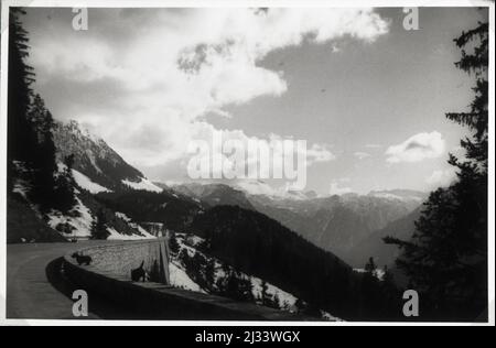 Eva Brauns Fotoalben, ca. 1913 - ca. 1944. Diese Alben werden Eva Braun zugeschrieben (vier werden von ihrer Freundin Herta Schneider, geb. Ostermeyer, beansprucht) und dokumentieren ihr Leben aus ca. 1913 bis 1944. Es gibt viele Fotos von Eva, ihren Schwestern und ihren Kindern, Herta Schneider und ihren Kindern, sowie Fotos von Evas Ferien, Familienmitgliedern und Freunden. Dazu gehören Fotografien von und von Eva Braun im Hitlerhaus Berghof (oder Kehlstein), Fotografien von Hitler und seinem Gefolge, Besucher von Berghof und der Landschaft um Berchtesgaden sowie einige Studioporträts von Eva Stockfoto