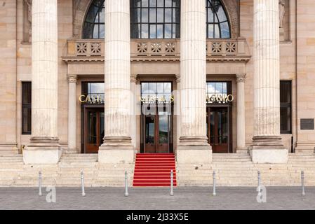WIESBADEN, DEUTSCHLAND - 15. JULI 2012: Fassade des berühmten historischen Casinos in Wiesbaden, Deutschland. Es ist die Mutter Casino von Monte Carlo. Stockfoto