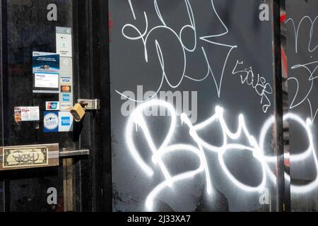 Graffiti auf geschlossenen Unternehmen, aufgegeben von The Pandemic, 2022, NYC, USA Stockfoto