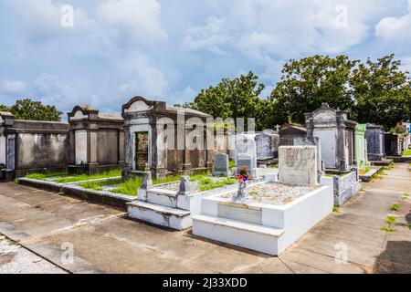 NEW ORLEANS, USA - 16. JULI 2013: Lafayette Friedhof in New Orleans mit historischen Grabsteinen Stockfoto