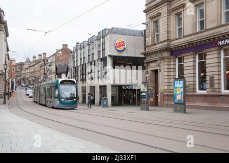 Eine Straßenbahn auf der South Parade im Stadtzentrum von Nottingham in Großbritannien Stockfoto