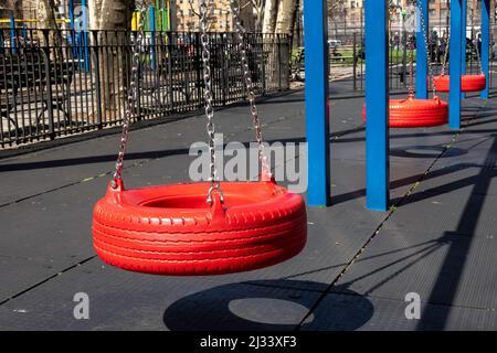 Der St. Varten Park verfügt über einen öffentlichen Spielplatz und befindet sich oberhalb des Midtown Tunnels in New York City, USA 2022 Stockfoto