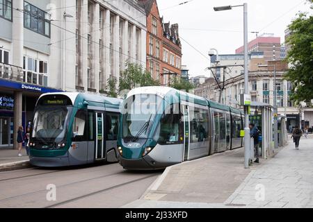 Eine Straßenbahn auf der South Parade im Stadtzentrum von Nottingham in Großbritannien Stockfoto