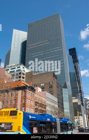 UN Plaza Hotel mit kleineren Gebäuden im Vordergrund, First Avenue, NYC, USA, 2022 Stockfoto