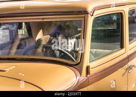 MIAMI, USA - 5. AUG 2013: Statue von Humprey Bogart als Fahrer in einem alten Oldtimer-Parkplatz auf dem Ocean Drive in Miami. Stockfoto