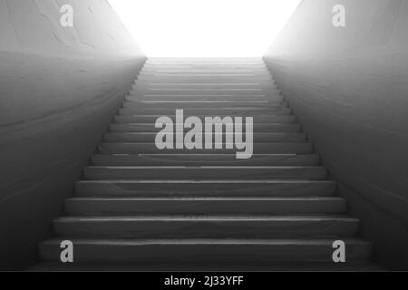 Alte Treppe mit gebrochenen Betonstufen, Kratzern an der Wand und weißem Licht oben. Vector realistischer Innenraum mit leerer Steintreppe steigt aus Tunne Stock Vektor
