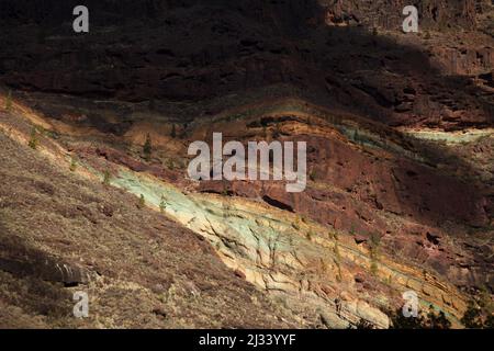 Gran Canaria, farbenfrohe, ungewöhnliche Felsformation Fuente de los Azulejos in der Gemeinde Mogan im Südwesten der Insel Stockfoto