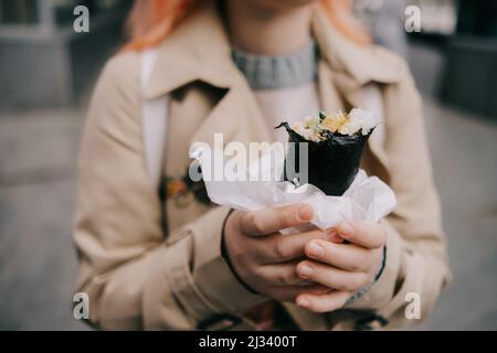 Eine Frau hält Shawarma in den Händen. Fastfood. Ein einfacher und köstlicher Snack Stockfoto