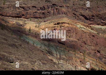 Gran Canaria, farbenfrohe, ungewöhnliche Felsformation Fuente de los Azulejos in der Gemeinde Mogan im Südwesten der Insel Stockfoto