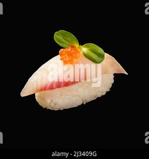 japanisches Nigiri-Sushi mit Barsch, rotem Kaviar, Microgreens. Isoliert auf schwarzem Hintergrund Stockfoto