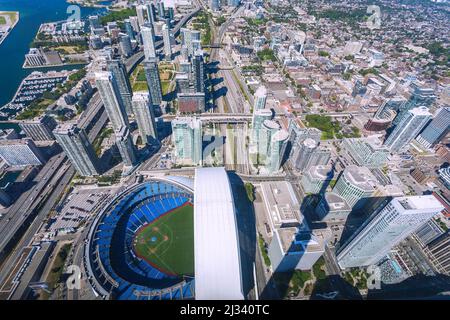 Toronto, Rogers Centre und Panorama mit Silhouette des CN Tower, Blick vom CN Tower Stockfoto