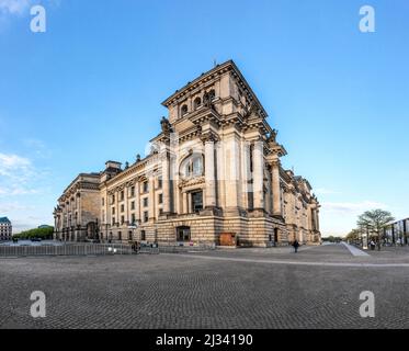 BERLIN, DEUTSCHLAND - 3. MAI 2016: sonnenaufgang mit Blick auf das Reichstags-Gebäude, dem Sitz des Deutschen bundestages. Stockfoto