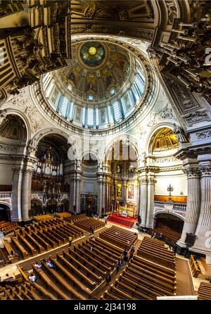 BERLIN, DEUTSCHLAND - 2. MAI 2016: Die Menschen besuchen den Berliner Dom von innen. Die Kuppel ist die größte Kirche Berlins und das Zentrum der protestantisch-relig Stockfoto