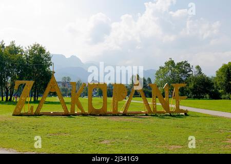 Zakopane, Polen - 13. September 2016: Riesige Schriftzüge schaffen den Namen der Stadt. Holzbriefe werden mit Ornamenten der Architektur hergestellt Stockfoto