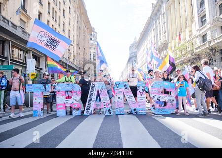 Buenos Aires, Argentinien; 6. November 2021: LGBT Pride Parade. Nicht binär und transgender männlicher Kollektiv. Stockfoto