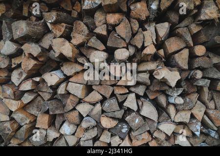 Nahaufnahme Stapel von trockenem Brennholz Eiche Holzstämme, gehackt, gespalten und in einem Stapel für den Winter Brennstoff Vorrat organisiert Stockfoto