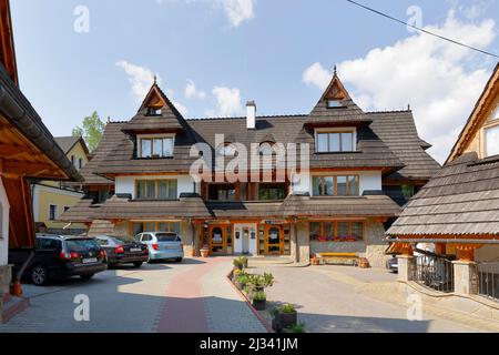 Zakopane, Polen - 12. Juni 2015: Das Haus im Stil der Architektur der Region in unmittelbarer Nähe der Innenstadt gelegen, untergebracht zwei t Stockfoto