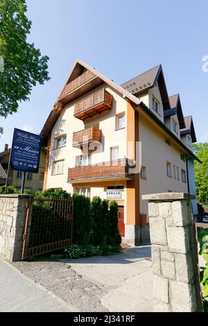 Zakopane, Polen - 12. Juni 2015: Villa namens Wisia. Dieses Gästehaus befindet sich im attraktiven Teil der Stadt und bietet Unterkunft für Touristen Stockfoto