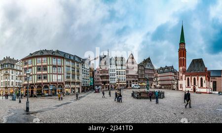 FRANKFURT, DEUTSCHLAND - 13. JAN 2017: Die Menschen besuchen den Römerberg, den wichtigsten Marktplatz im historischen Frankfurt. Stockfoto