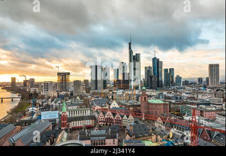 FRANKFURT, DEUTSCHLAND - 13. JAN 2017: Skyline von Frankfurt am Main am Abend, Deutschland Stockfoto