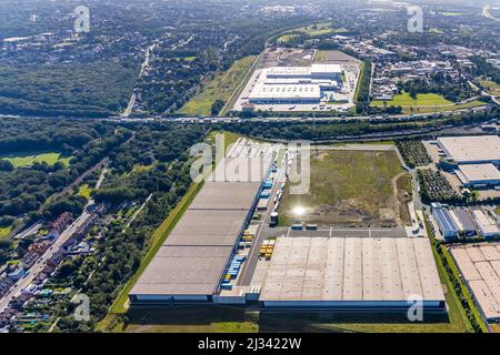 Luftaufnahme, SEGRO Logistics Park Oberhausen, Edeka Zentrallager Oberhausen und Sterkrade kollidieren mit historischem Windturm im Hintergrund Stockfoto